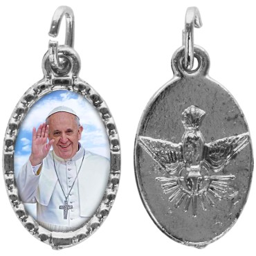 Médaille métal de couleur argentée ovale avec rebord effet dentelle H.1,5 cm avec résine. Disponible avec différents Saints.
