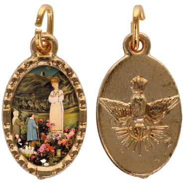 Médaille métal de couleur argentée ovale avec rebord effet dentelle H.1,5 cm avec résine. Disponible avec différents Saints.