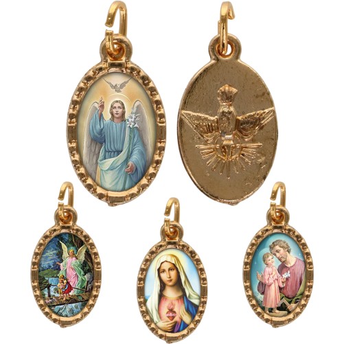 Médaille métal de couleur dorée ovale avec rebord effet dentelle H.1.5 cm avec résine. Disponible avec différents Saints.