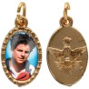 Médaille métal de couleur dorée ovale avec rebord effet dentelle H.1.5 cm avec résine. Disponible avec différents Saints.