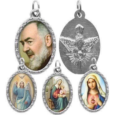 Médaille métal de couleur argentée ovale avec rebord effet dentelle H.2,5 cm avec résine. Disponible avec différents Saints.