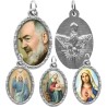 Médaille métal de couleur argentée ovale avec rebord effet dentelle H.2,5 cm avec résine. Disponible avec différents Saints.