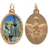 Médaille métal de couleur dorée ovale avec rebord effet dentelle H.2.5 cm avec résine. Disponible avec différents saints.