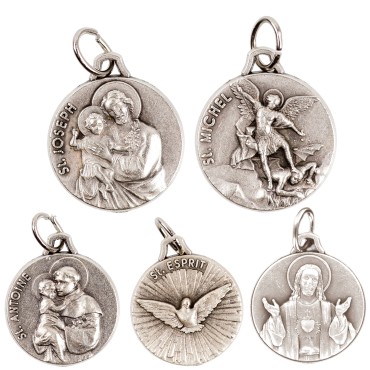 Medaille moulee ou frappee en metal couleur argentee Ø 1.8 cm. Plusieurs saints.