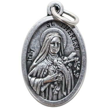 Médaille en métal couleur argentée forme ovale H. 2,2 cm. Plusieurs saints