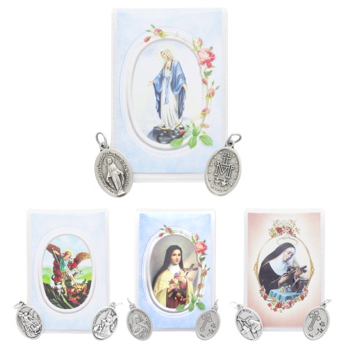 Medaille metal couleur argentee forme ovale H. 2,2 cm dans pochette avec image. Plusieurs saints