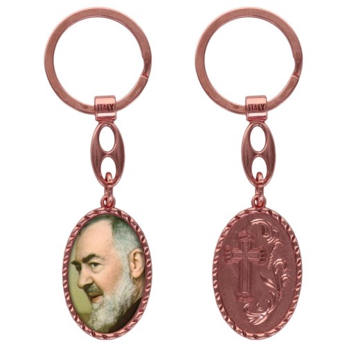 Porte-clés en aluminium de couleur cuivrée, hauteur 3,8 cm, avec résine. Disponible avec plusieurs saints au choix.