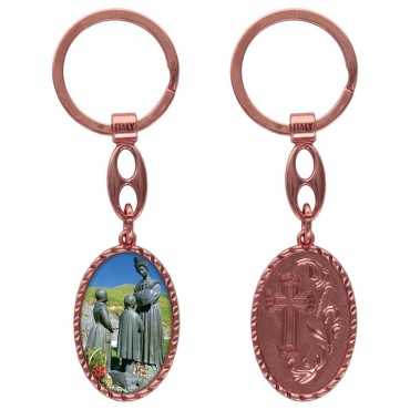 Porte-clés en aluminium de couleur cuivrée, hauteur 3,8 cm, avec résine. Disponible avec plusieurs saints au choix.