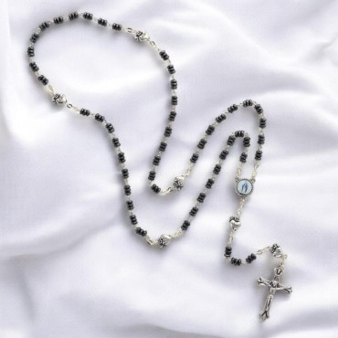 Chapelet grains en hematite H. 5mm avec pater metal de EX-VOTO avec croix metal livre en boite